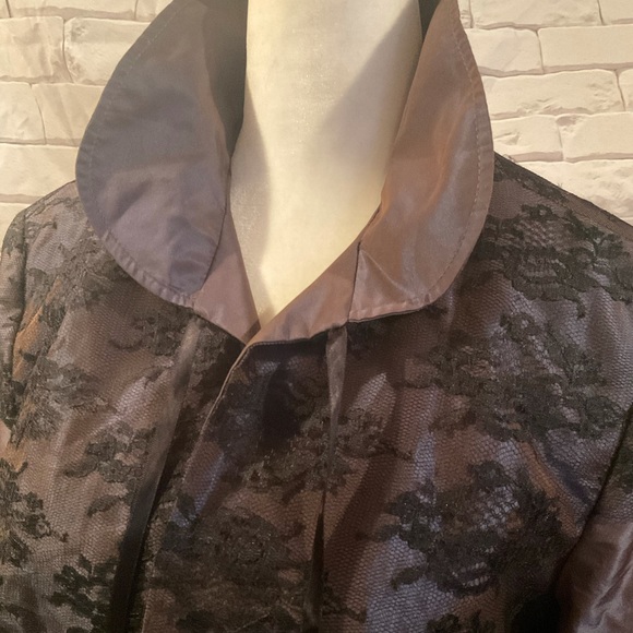 “TRISTAN& ISEUT” IRIDESCENT SATINY MAUVE LACE OVER LAY  SHORT OPEN JACKET. - Picture 4 of 16